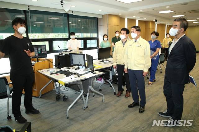 이재준 고양시장이 NH인재원 안심숙소를 점검하고 있다