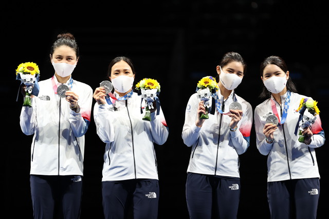 [지바(일본)=뉴시스] 이영환 기자 = 대한민국 펜싱 대표팀 최인정, 강영미, 송세라, 이혜인이 27일 오후 일본 지바 마쿠하리 메세 B홀에서 열린 도쿄올림픽 펜싱 여자 에페 단체전 결승전 에스토니아와의 경기에서 은메달을 따낸 뒤 시상식에서 기념촬영을 하고 있다. 2021.07.27. 20hwan@newsis.com