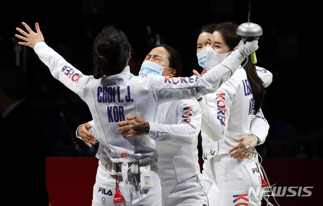 [지바(일본)=뉴시스] 이영환 기자 = 대한민국 펜싱 대표팀 최인정, 강영미, 송세라, 이혜인이 27일 오후 일본 지바 마쿠하리 메세 B홀에서 열린 도쿄올림픽 펜싱 여자 에페 단체전 4강전 중국과의 경기에서 결승 진출을 확정 짓자 기뻐하고 있다.  2021.07.27. 20hwan@newsis.com