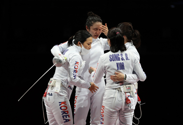 [지바(일본)=뉴시스] 이영환 기자 = 대한민국 펜싱 대표팀 최인정, 강영미, 송세라, 이혜인이 27일 오후 일본 지바 마쿠하리 메세 B홀에서 열린 도쿄올림픽 펜싱 여자 에페 단체전 결승전에서 에스토니아에 패한 뒤 서로 격려하고 있다. 2021.07.27. 20hwan@newsis.com