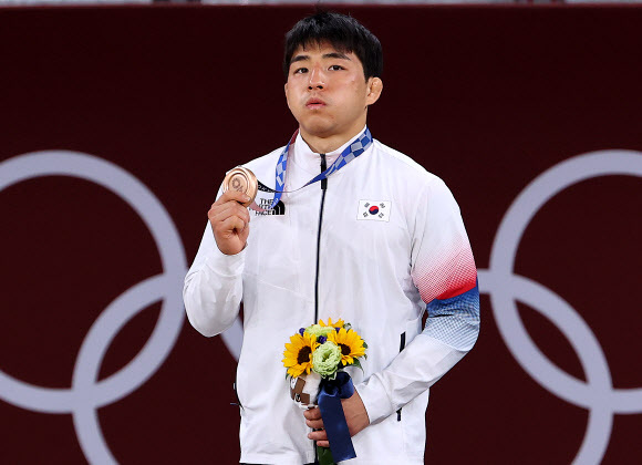 대한민국 유도 안창림이 26일 오후 일본 도쿄 지요다구 무도관에서 열린 ‘2020 도쿄올림픽’ 73kg 유도 남자 시상식에서 동메달을 목에 걸고 있다. 뉴스1