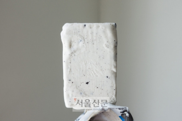 숙소 근처 편의점에서 산 쿠키앤크림 아이스크림. 도쿄 류재민 기자 phoem@seoul.co.kr