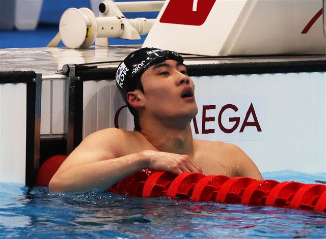 - 황선우가 27일 일본 도쿄 아쿠아틱스 센터에서 열린 남자 자유형 200m 결승에서 경기를 마친 뒤 기록을 보고있다. 2021.7.27. 도쿄 올림픽 사진공동취재단