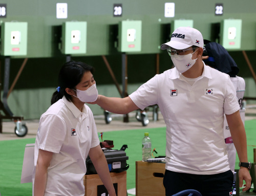 올림픽 사격 대표팀 진종오가 27일 일본 도쿄 아사카 사격장에서 열린 2020 도쿄올림픽 10ｍ 공기권총 혼성 단체전에서 1차전 통과에 실패한 뒤 추가은을 다독이고 있다. /연합뉴스