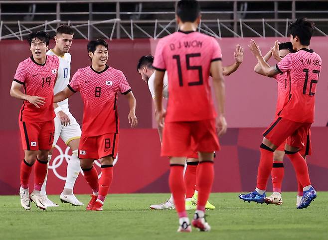 이강인이 25일 도쿄올림픽 남자축구 조별리그 루마니아전에서 골을 넣은 뒤 동료들과 함께 기뻐하고 있다. 연합뉴스