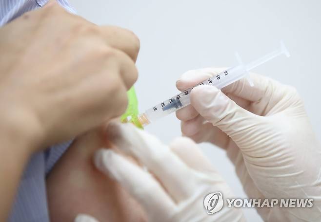 오늘부터 55~59세 백신 접종 시작 (서울=연합뉴스) 김도훈 기자 = 만 55∼59세(1962∼1966년생)에 대한 신종 코로나바이러스감염증(코로나19) 백신 접종이 시작된 26일 오전 서울 강서구의 한 코로나19 백신접종 위탁의료기관에서 의료진이 백신접종을 하고 있다. 2021.7.26 superdoo82@yna.co.kr