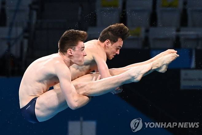 연기를 펼치는 데일리와 리. [AFP=연합뉴스]