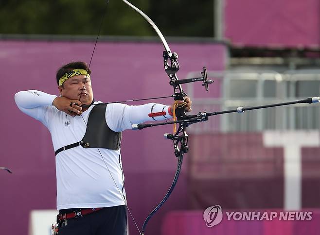 [올림픽] 활시위 당기는 오진혁 (도쿄=연합뉴스) 손형주 기자 = 26일 일본 유메노시마 공원 양궁장에서 열린 도쿄올림픽 남자 단체전 결승. 오진혁이  활시위를 당기고 있다. 2021.7.26 handbrother@yna.co.kr