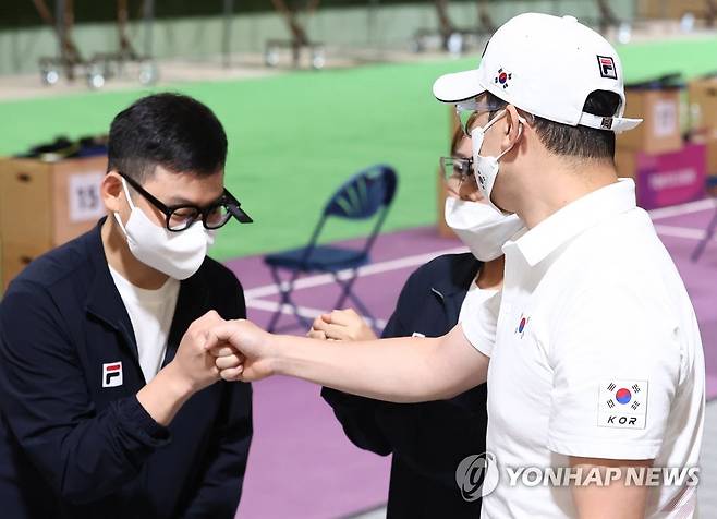 [올림픽] 김모세와 인사하는 진종오 (도쿄=연합뉴스) 류영석 기자 = 올림픽 사격 대표팀 진종오가 27일 일본 도쿄 아사카 사격장에서 열린 2020 도쿄올림픽 10ｍ 공기권총 혼성 단체전에서 1차전 통과에 실패한 뒤 후배 김모세와 인사하고 있다. 2021.7.27 ondol@yna.co.kr