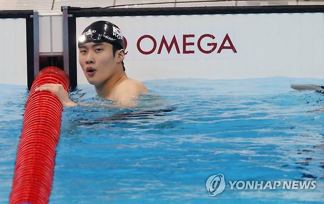 [올림픽] 황선우, 200m 자유형 결승서 7위 (도쿄=연합뉴스) 김인철 기자 = 27일 일본 도쿄 아쿠아틱스센터에서 열린 도쿄 올림픽 수영 남자 자유형 200m 결승전에서 황선우가 기록을 확인한 후 아쉬워하고 있다.
    황선우는 1분45초26의 기록으로 8명 중 7위를 기록했다. 2021.7.27 yatoya@yna.co.kr