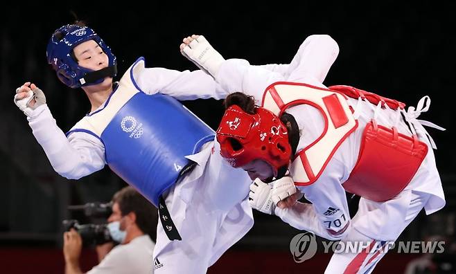 [올림픽] 이다빈, 역전 결승행 발차기 (지바=연합뉴스) 한상균 기자 = 27일 일본 마쿠하리 메세홀에서 열린 도쿄올림픽 여자 태권도 67㎏ 초과급 준결승 한국 이다빈-영국 비안카 워크던. 
    이다빈이 경기 종료 직전 역전 발차기를 성공하고 있다. xyz@yna.co.kr