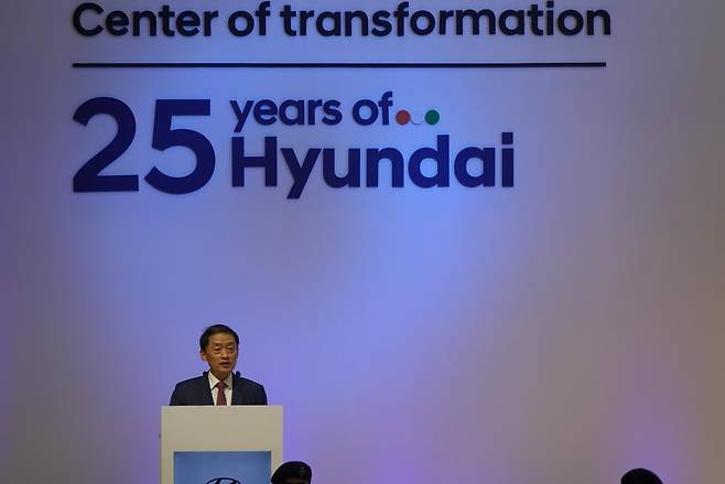 인사말하는 김선섭 현대차 인도권역본부장     (뉴델리=연합뉴스) 김영현 특파원 = 현대차 인도법인은 27일(현지시간) 인도 수도 뉴델리 인근 신도시 구루그람(옛 구르가온)에서 법인 본사 신사옥 준공식을 했다. 사진은 이날  행사에서 인사말하는 김선섭 현대차 인도권역본부장. 2021.7.27