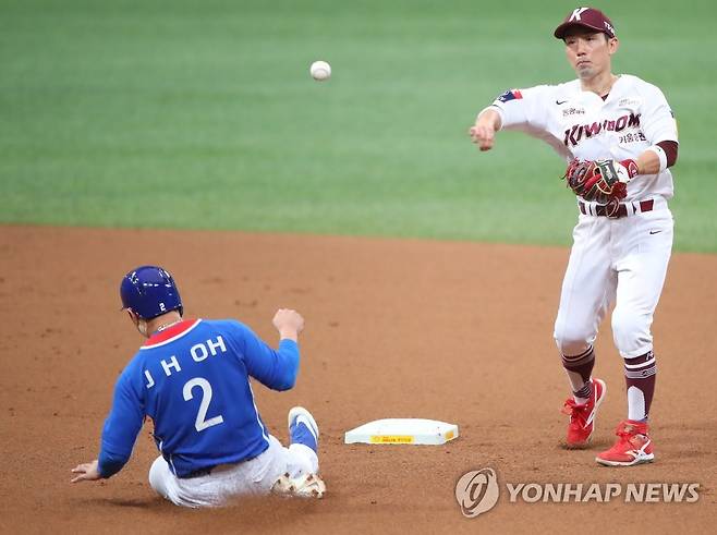 서건창 '이번에도 깔끔한 더블플레이' (서울=연합뉴스) 김도훈 기자 = 25일 서울 구로구 고척스카이돔에서 열린 2020 도쿄올림픽 야구 대표팀과 키움 히어로즈의 경기. 6회초 1사 올림픽대표팀 허경민 병살 때 키움 서건창이 2루에서 오지환을 포스아웃시킨 뒤 1루로 송구하고 있다. 2021.7.25 superdoo82@yna.co.kr