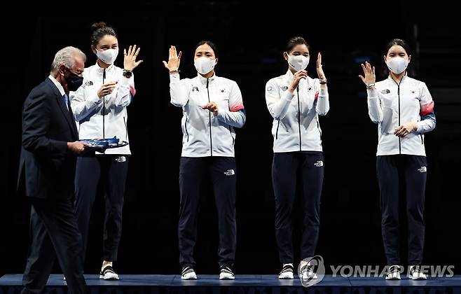 [올림픽] 시상대에 오른 자랑스런 대한민국 여검객 (지바=연합뉴스) 윤동진 기자 = 27일 일본 지바 마쿠하리 메세B홀에서 열린 도쿄올림픽 펜싱 여자 에페 단체에서 은메달을 딴 대한민국 선수들이 시상대에 올라 손을 들어 보이고 있다. 2021.7.27 mon@yna.co.kr