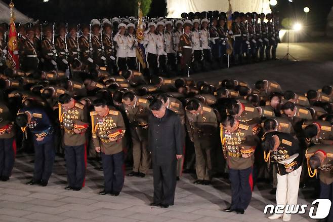 (평양 노동신문=뉴스1) = 김정은 북한 노동당 총비서가 '전승절'로 기념하는 정전협정 체결 68주년을 맞아 6·25 전쟁 전사자 묘역인 '조국해방전쟁 참전열사묘'를 참배했다고 당 기관지 노동신문이 27일 보도했다. 참배에는 박정천 군 총참모장, 권영진 군 총정치국장 등 군 지휘관들이 함께했다. [국내에서만 사용가능. 재배포 금지. DB 금지. For Use Only in the Republic of Korea. Redistribution Prohibited] rodongphoto@news1.kr