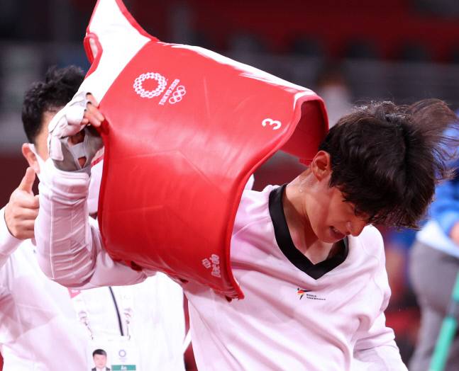 이대훈이 25일 일본 마쿠하리 메세 A홀에서 열린 도쿄올림픽 남자 태권도 68㎏급 동메달결정전 중국 자오슈아이와의 대결에서 패배한 뒤 아쉬워하고 있다. 지바 | 연합뉴스