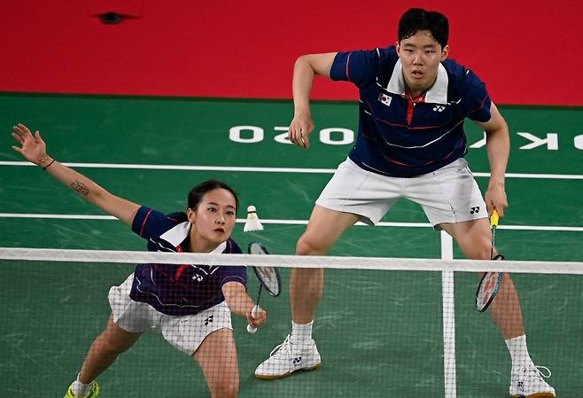South Korea's Chae Yoo-jung (L) hits a shot next to South Korea's Seo Seung-jae in their mixed doubles badminton quarter final match against China's Wang Yilyu and China's Huang Dongping during the Tokyo 2020 Olympic Games at the Musashino Forest Sports Plaza in Tokyo on July 28, 2021. (Photo by Alexander NEMENOV / AFP)<저작권자(c) 연합뉴스, 무단 전재-재배포 금지>