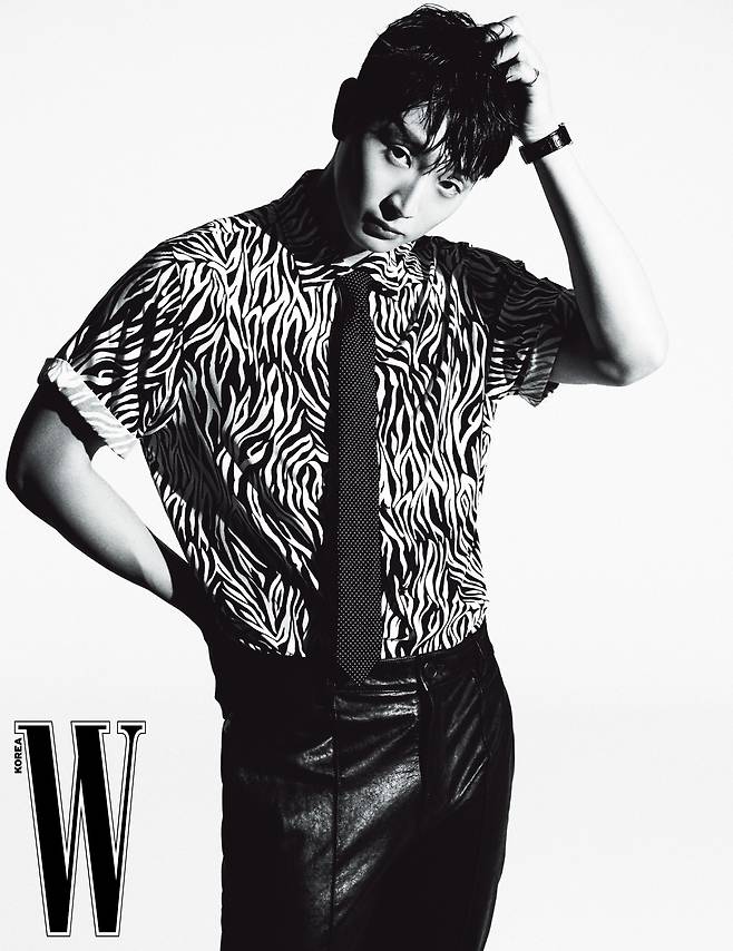 Jinwoon has released a picture of chic charm.Jinwoon, who had screen hazing with the movie I only see you released on the 21st, showed off his sexy charisma through the fashion magazine <W.> Korea August issue.Jinwoon perfectly digested black suits, leather pants and a distinctive patterned shirt.It is a chilling horror movie that I only see in the interview, but it is a movie that can be enjoyed by laughing and laughing because of the constant appearance of ridiculous puns, he said.star* Star receives a report related to entertainers and entertainment workers.Please call me anytime. Thank you.