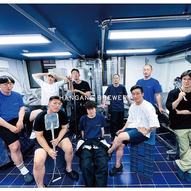한강주조 직원들이 양조장에서 사진 포즈를 취하고 있다. /네이버 다이어리 제공