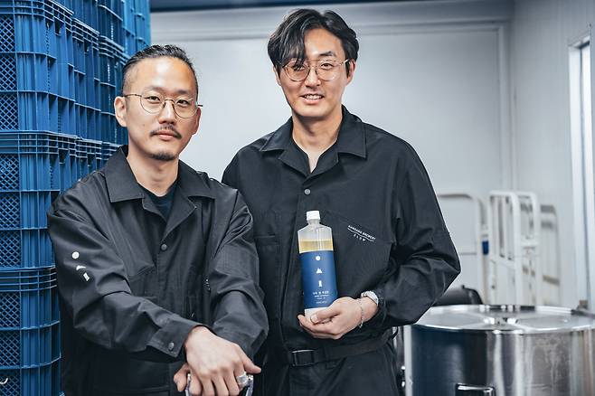 한강주조 고성용 대표(사진 왼쪽)와 이상욱 이사가 나루 생막걸리를 소개하고 있다. /네이버 다이어리 제공