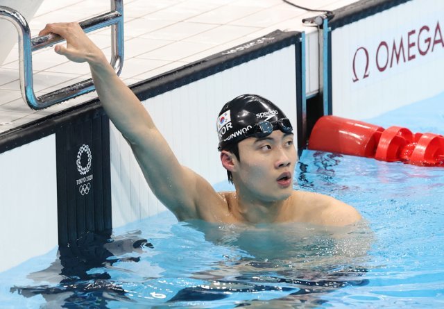 수영 황선우가 28일 오전 일본 도쿄 아쿠아틱스센터에서 열린  2020 도쿄올림픽  남자 100m 자유형 준결승전을 마치고 기록을 확인하고 있다. 2021.7.28/뉴스1