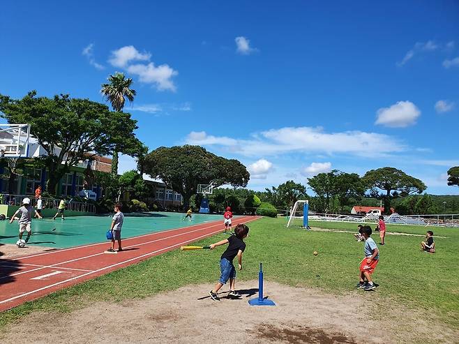 지난 15일 학교 수업이 끝난 제주시 조천읍 선흘분교 학생들이 운동장에서 뛰놀고 있다. 허호준 기자