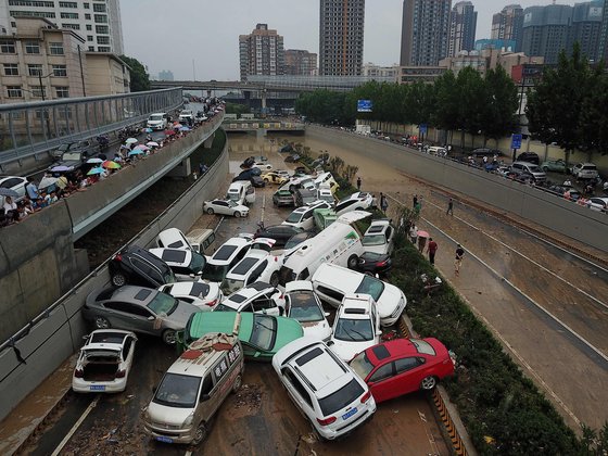 홍수로 터널 입구에 널부러진 차량들. 지난 22일 허난성 정저우의 모습이다. AFP=연합뉴스