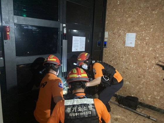 소방관들이 문을 닫고 은밀하게 영업을 하는 유흥주점의 문을 열고 있다. 경기북부경찰청