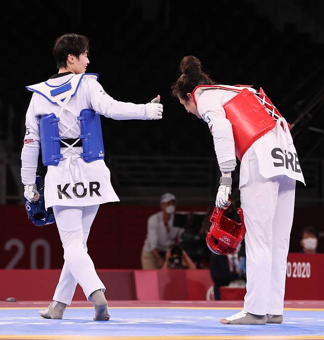 자신을 꺾고 금메달을 딴 세르비아 선수에게 ‘엄지 척’을 하는 이다빈 선수