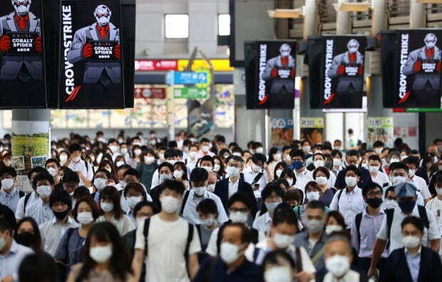 일본 수도 도쿄의 시나가와역에서 28일 신종 코로나바이러스 감염증(코로나19) 예방 마스크를 쓴 시민들이 역 구내를 걸어가고 있다. /사진=로이터