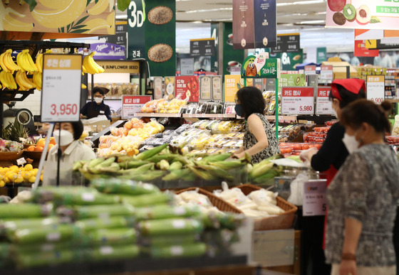 Customers shop in the fresh produce section at a retail market in Seoul on Tuesday. The price of 38 daily necessity items rose by 3.1 percent on year, the Cost Analysis Team at the Korea National Council of Consumer Organizations said on Tuesday. Among the items, the price of eggs increased the most at 70.6 percent. The Cost Analysis Team collects its data from the cost of goods from department stores, marts and supermarkets in 25 districts in Seoul and 10 regions in Gyeonggi every third Thursday and Friday of the month. [YONHAP]