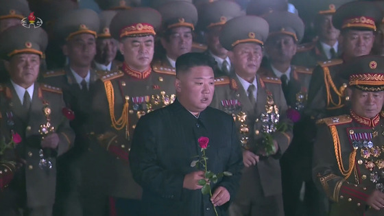 North Korean leader Kim Jong-un lays a flower during a ceremony to commemorate the anniversary of the Korean War armistice in Pyongyang on Tuesday. The photo is a screen capture of North Korean state media KCTV. [YONHAP]