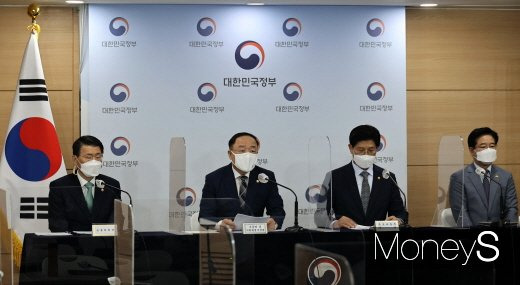 정부는 28일 정부서울청사에서 홍남기 경제 부총리 주재로 부동산 관계부처 합동 브리핑을 열고 현 부동산 상황 진단과 향후 정책 방향을 발표했다. /사진=장동규 기자