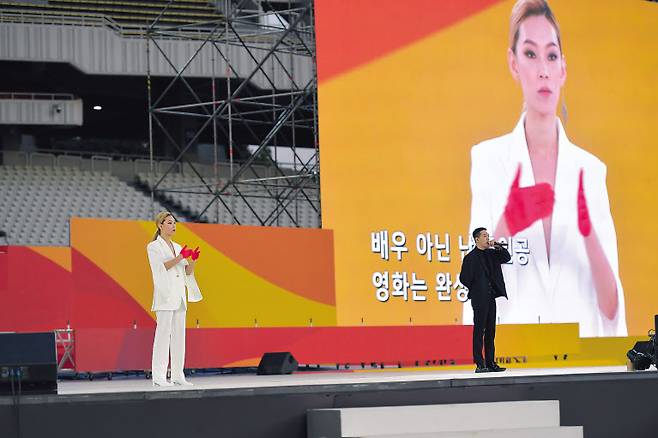 지후트리는 ‘수어’로 음악이나 노래 가사에 맞춰 퍼포먼스를 선보이고, 그것을 이미지로 만들어 그림을 그리는 ‘수화 아티스트’다. 그는 자신의 다양한 활동을 통해 “청인과 농인이 장벽 없이 소통하는 삶”을 꿈꾼다. 지후트리는 래퍼 비와이의 곡 ‘주인공’ 무대에서도 협업했다.[지후트리 제공]