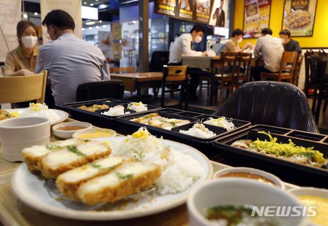 [서울=뉴시스] 고승민 기자 = 1일 서울 코엑스에서 열린 제50회 IFS 프랜차이즈 서울을 찾은 관람객들이 비대면 창업 관련 상담을 하고 있다. 2021.07.01. kkssmm99@newsis.com