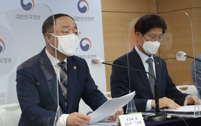 홍남기 경제부총리 겸 기재부 장관이 28일 정부서울청사 브리핑실에서 부동산 관계부처 합동브리핑을 하며 '국민께 드리는 말씀'을 발표하고 있다. 이날 브리핑에는 노형욱 국토교통부 장관과 은성수 금융위원장, 김창룡 경찰청장이 함께 참석했다. /연합뉴스