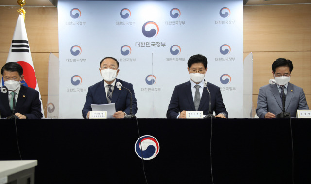 홍남기 경제부총리 겸 기재부 장관(왼쪽 두번째)이 28일 정부서울청사 브리핑실에서 부동산 관계부처 합동브리핑을 하며 '국민께 드리는 말씀'을 발표하고 있다. 이날 브리핑에는 노형욱 국토교통부 장관과 은성수 금융위원장, 김창룡 경찰청장이 함께 참석했다. /연합뉴스