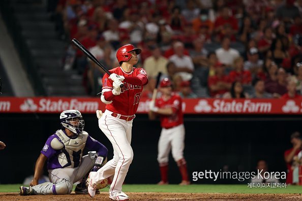 오타니 쇼헤이(LA 에인절스)가 28일(한국시간) 콜로라도전 5회말 투런 홈런을 때려내고 있다. 사진=게티이미지코리아