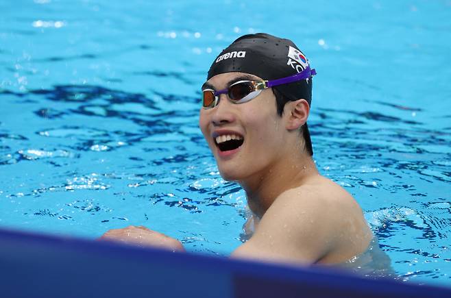 28일 일본 아쿠아틱스 센터에서 열리는 도쿄올림픽 남자 100m 자유형 준결승을 앞둔 황선우가 연습중 환하게 웃고 있다.도쿄 / 연합뉴스