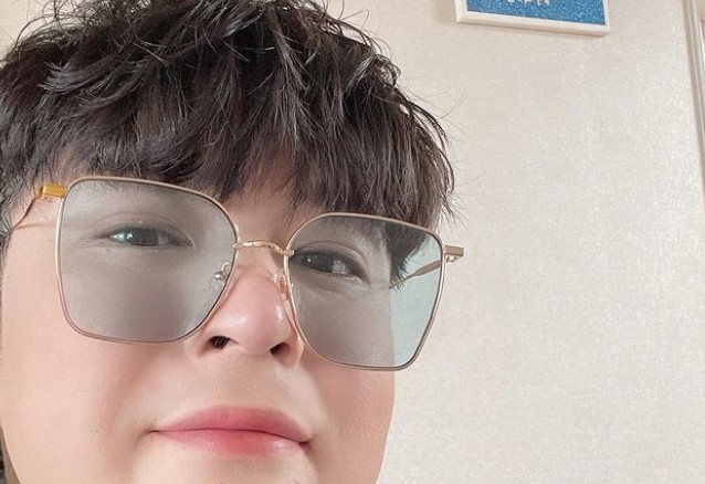 Shindong, a former group Super Junior, reported on his recent situation.On the 28th, Shindong posted a picture with his Instagram Shindongdong.In the open photo, Shindong took a close selfie. Shindong boasted visuals for a long time and showed off humiliation.He also showed a fashionista aspect by wearing a unique style of glasses.On the other hand, Shindong is appearing on SBS Plus entertainment Love Ceramics and tvN entertainment Value Escape 4.Recently, I lost 37kg through diet, and I gathered topics.