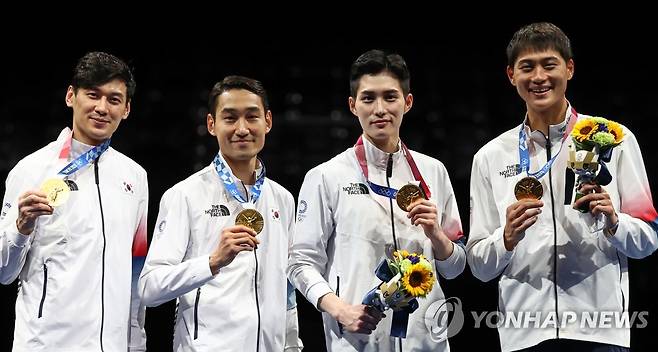 [올림픽] 사브르 검객들의 금메달 미소 (지바=연합뉴스) 윤동진 기자 = 구본길, 김정환, 김준호, 오상욱이 28일 일본 지바의 마쿠하리 메세에서 열린 도쿄올림픽 남자 펜싱 사브르 단체전 시상식에서 금메달을 목에 걸고 기뻐하고 있다.  2021.7.28 mon@yna.co.kr