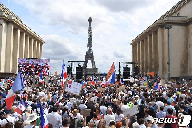 프랑스 수도 파리에서 코로나19 백신 접종 의무화 반대 시위가 벌어졌다. 2021.07.24 © AFP=뉴스1