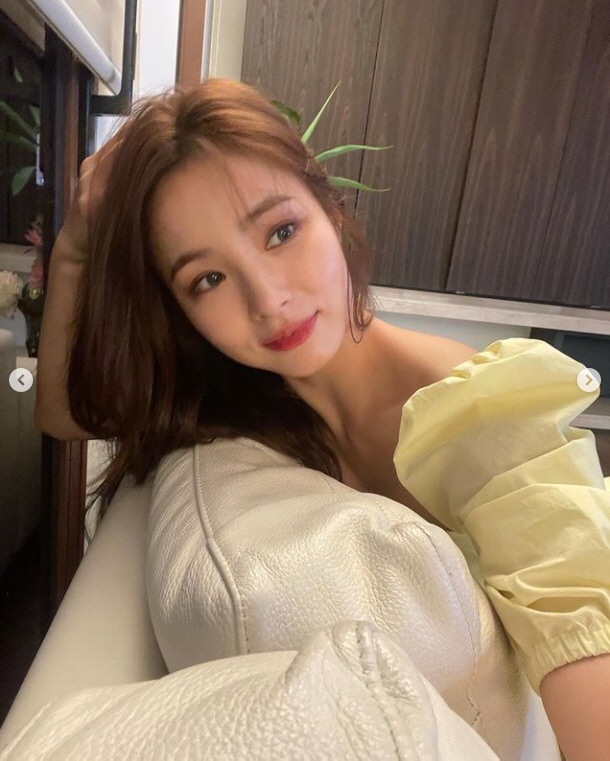 Shin Se-kyung posted two photos on the social networking service on Wednesday.Shin Se-kyung, meanwhile, was born on July 29, 1990, and celebrated his birthday; Shin Se-kyung, who recently changed his nest to DAM Entertainment, is reviewing his next film.Photo  Shin Se-kyung SNS
