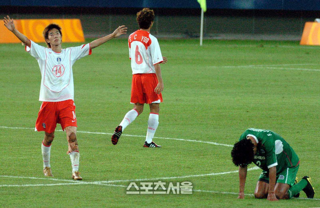 지난 2004년 아테네 올림픽 축구 남자 조별리그 경기에서 한국의 김정우가 멕시코를 상대로 결승골을 넣고 승리한 뒤 두손을 번쩍들고 기뻐하고 있다. 강영조기자