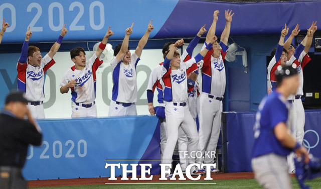 환호하는 한국 야구대표팀.