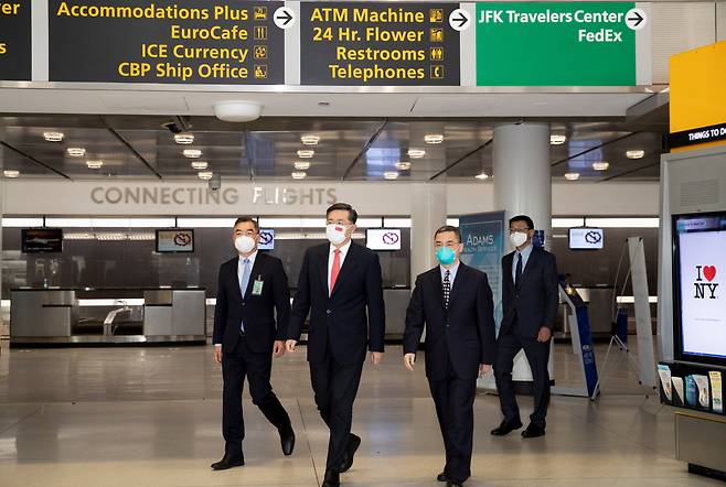친강 신임 미국 주재 중국 대사가 2021년 7월 28일(현지 시각) 미국 존 F. 케네디 국제공항에 도착하고 있다. /주미 중국 대사관