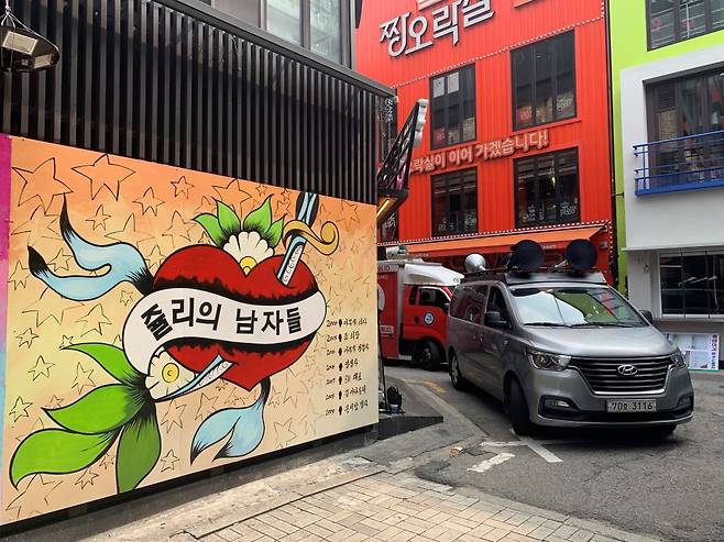 29일 10시 25분쯤 서울 종로구 우미관 옛 터 골목에 차량 3대가 윤석열 전 검찰총장의 아내 김건희씨를 비방하는 내용의 벽화를 막기 위해 진입하고 있다. /송복규 기자