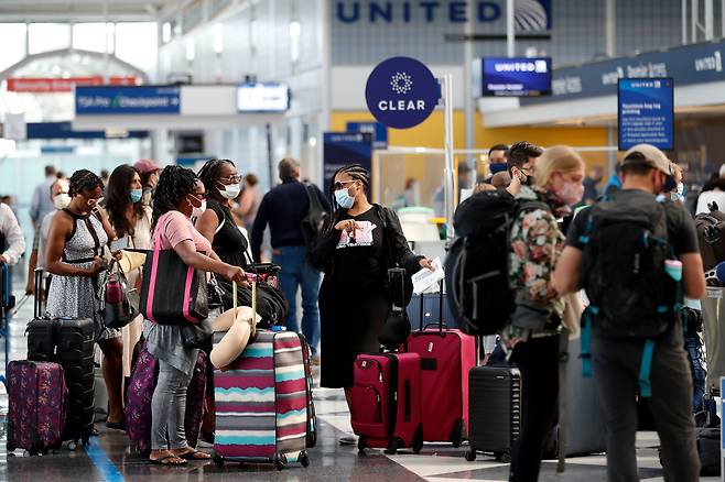 미국 일리노이주 시카고의 오헤어 국제공항이 탑승수속을 밟는 승객들로 북적이고 있다./연합뉴스
