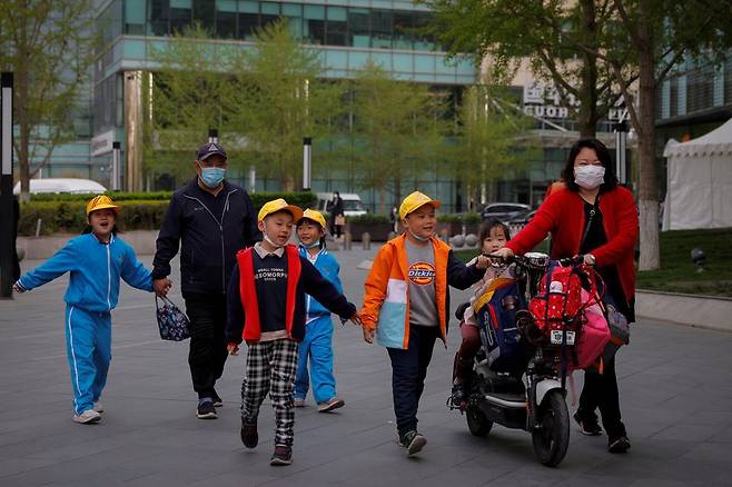 중국 어린이들의 하교 모습. /로이터 연합뉴스