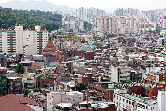 서울 빌라 거래량이 아파트 거래량을 앞지르면서 배경에 관심이 쏠린다. 사진은 서울의 한 빌라 밀집지역.